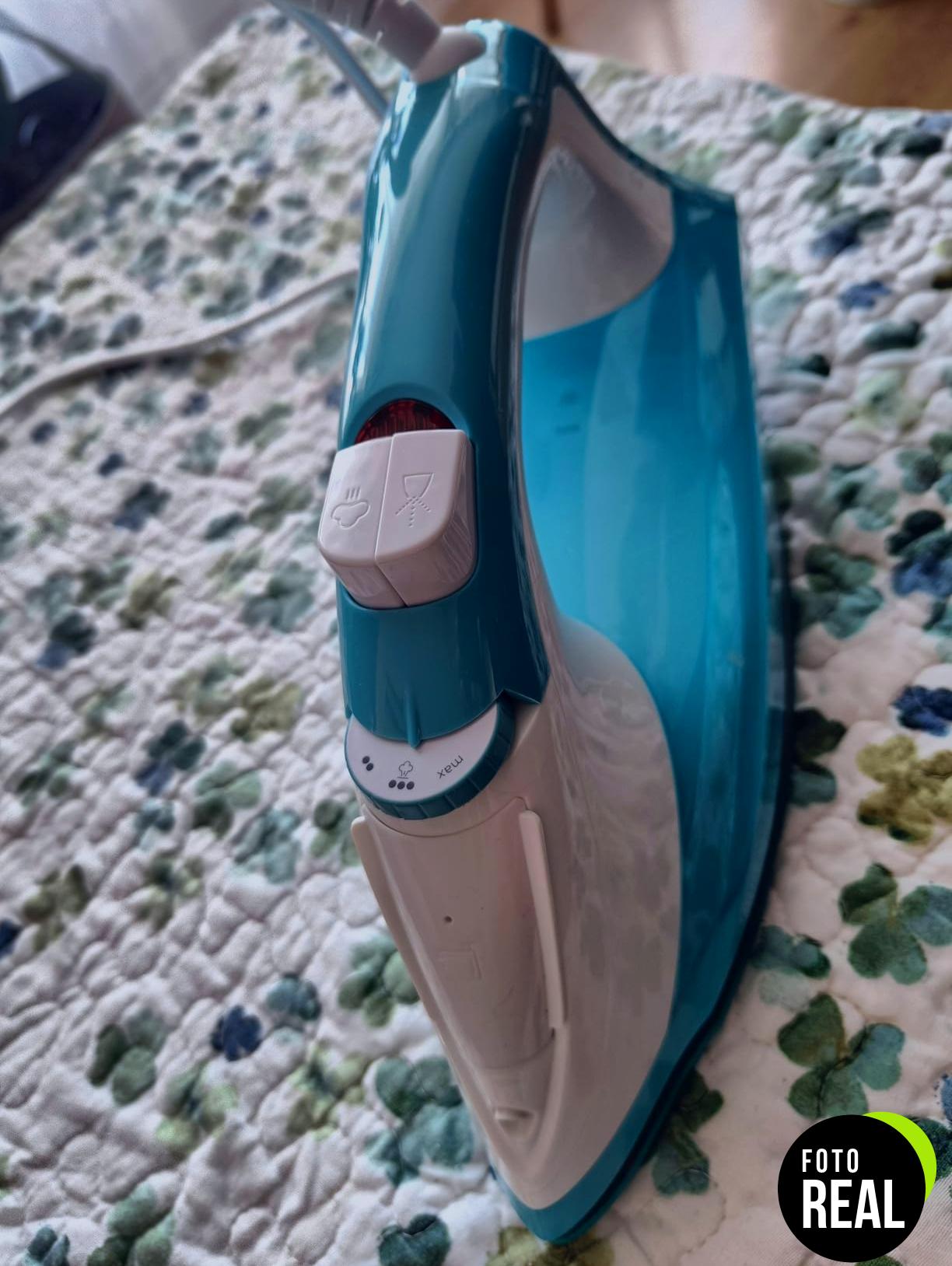 plancha-ropa-russell-hobbs-aqua-2400w-foto-3